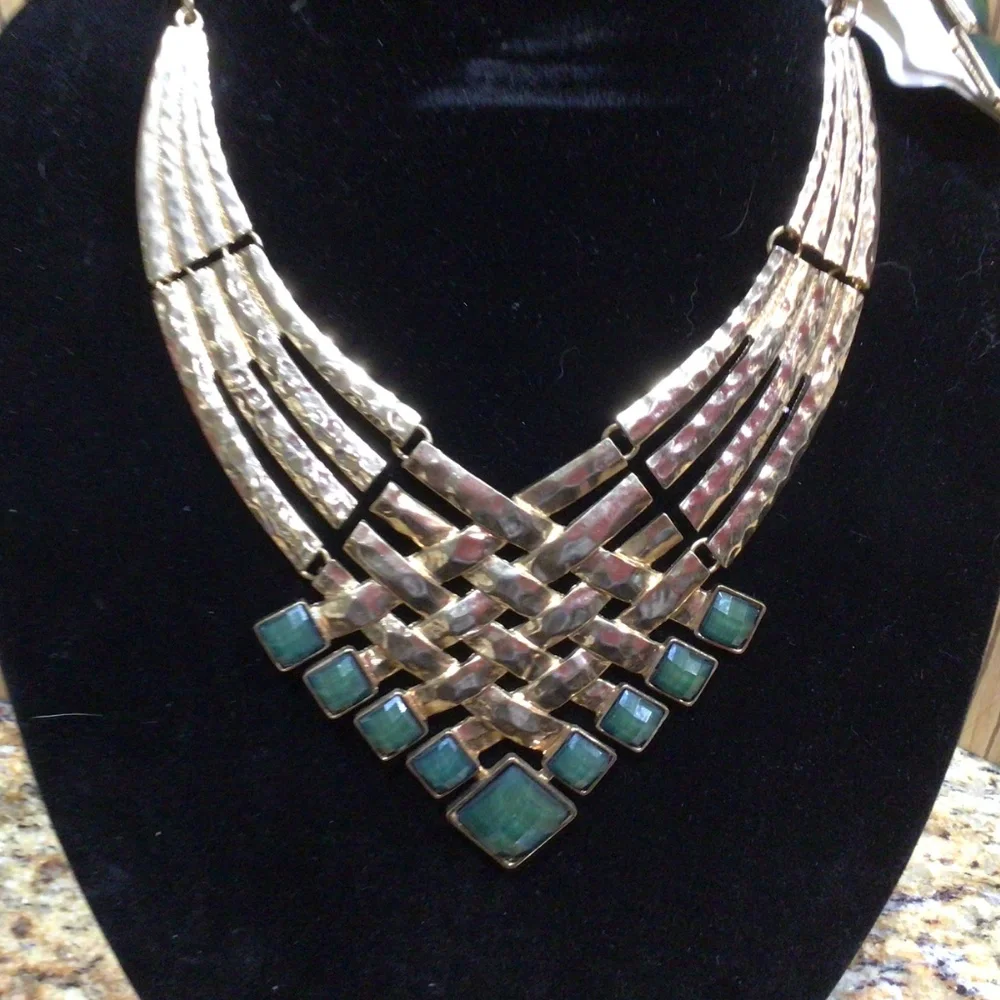 Troy Design, necklace and earring set in gold tone and green - Picture 2 of 7